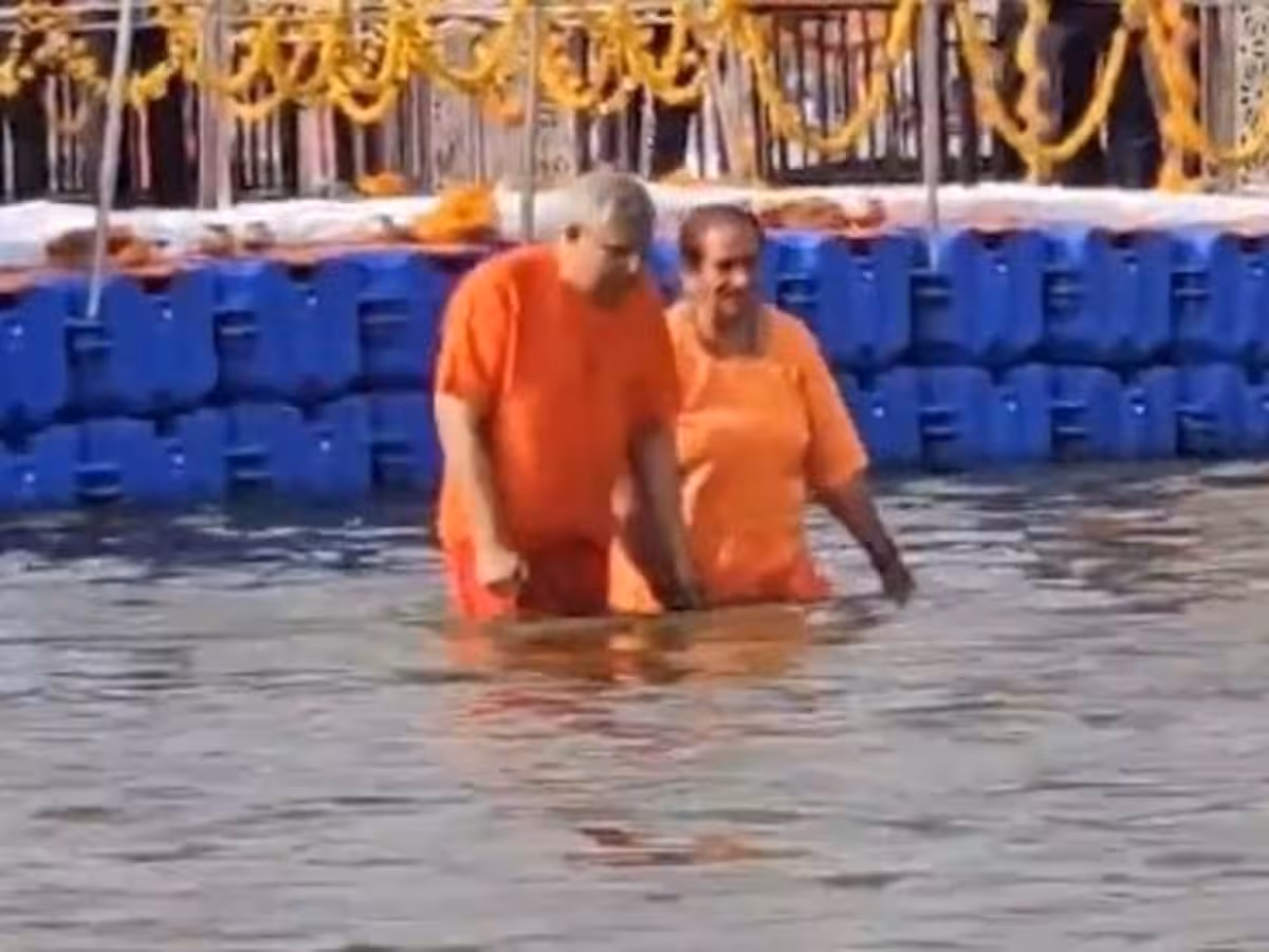 Maha Kumbh: उपराष्ट्रपति जगदीप धनखड़ ने संगम में किया स्नान Maha Kumbh: उपराष्ट्रपति जगदीप धनखड़ ने संगम में किया स्नान