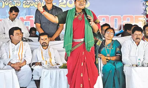 Minister Seethakka : राज्य में आदिवासियों और जनजातियों की समस्याओं के समाधान पर चर्चा