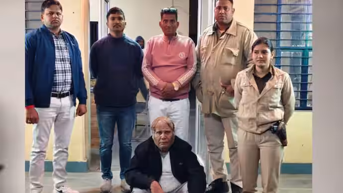 Kota: पुलिस ने 57 साल से फरार चल रहे हत्या के आरोपी को दबोचा