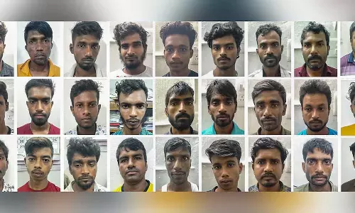 Kochi में अवैध रूप से रहने के आरोप में 27 बांग्लादेशी प्रवासियों पर मामला दर्ज Kochi में अवैध रूप से रहने के आरोप में 27 बांग्लादेशी प्रवासियों पर मामला दर्ज