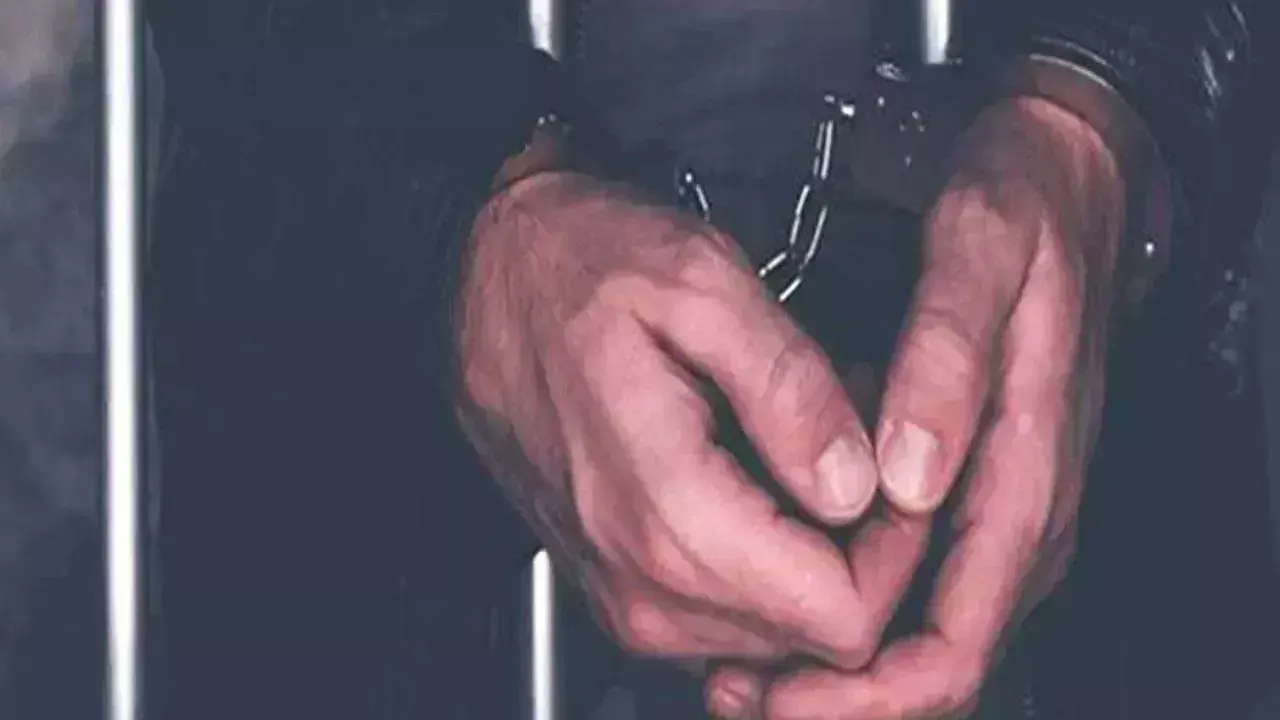 Basti: पुलिस ने दुष्कर्म करने वाले अभियुक्त को गिरफ्तार किया Basti: पुलिस ने दुष्कर्म करने वाले अभियुक्त को गिरफ्तार किया