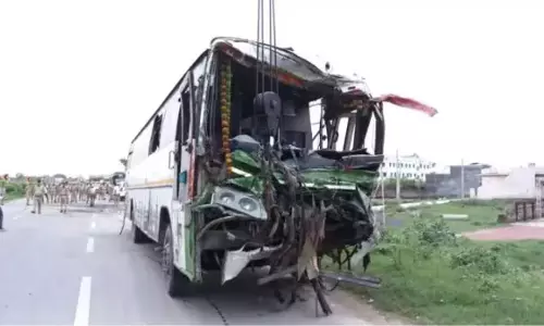 Sirohi: बस डिवाइडर से टकराई, 12 से ज्यादा लोग घायल Sirohi: बस डिवाइडर से टकराई, 12 से ज्यादा लोग घायल