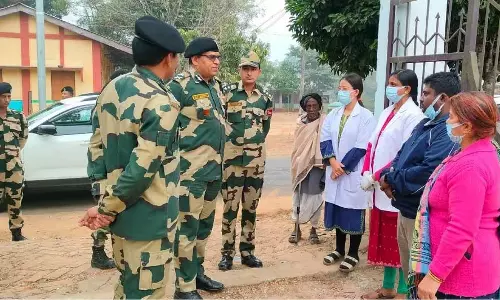 Tripura बीएसएफ आईजी ने राजनगर में चिकित्सा शिविर का दौरा Tripura बीएसएफ आईजी ने राजनगर में चिकित्सा शिविर का दौरा
