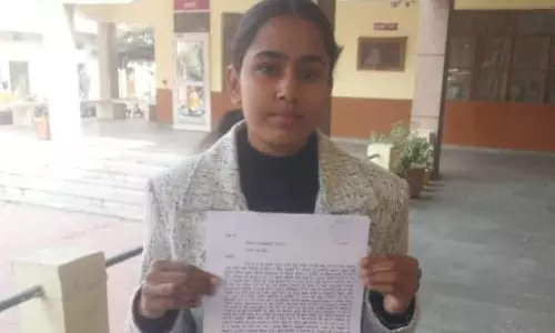 Shamli: एक युवती ने अपने पिता पर करीब एक हजार बच्चों के डॉक्यूमेंट चोरी करने का आरोप लगाया