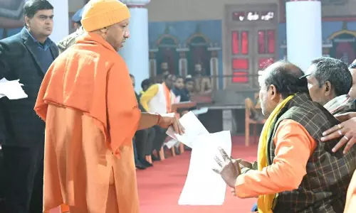 Gorakhpur: मुख्यमंत्री योगी ने ‘जनता दर्शन’ में 100 लोगों की समस्याएं सुनीं Gorakhpur: मुख्यमंत्री योगी ने ‘जनता दर्शन’ में 100 लोगों की समस्याएं सुनीं