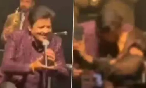 महिला फैन को किस करने के वायरल वीडियो पर Udit Narayan की प्रतिक्रिया