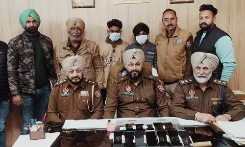 Amritsar: 13 लूटे गए मोबाइल फोन के साथ तीन झपटमार गिरफ्तार Amritsar: 13 लूटे गए मोबाइल फोन के साथ तीन झपटमार गिरफ्तार