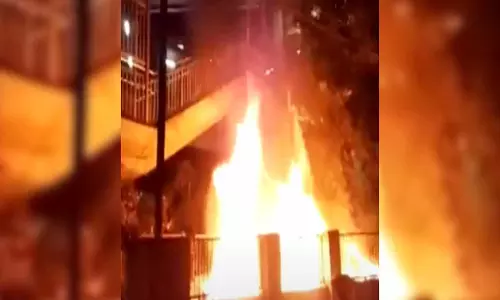 Hyderabad में खैरताबाद मेट्रो स्टेशन के पास लगी आग Hyderabad में खैरताबाद मेट्रो स्टेशन के पास लगी आग