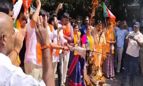 राष्ट्रपति पर सोनिया गांधी की टिप्पणी के खिलाफ Telangana BJP का विरोध प्रदर्शन राष्ट्रपति पर सोनिया गांधी की टिप्पणी के खिलाफ Telangana BJP का विरोध प्रदर्शन