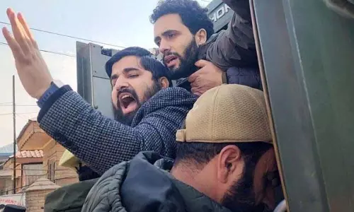 AIP कार्यकर्ताओं ने इंजीनियर रशीद की रिहाई की मांग को लेकर प्रदर्शन किया