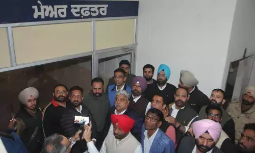 Amritsar: कांग्रेस पार्षद आप मेयर का चुनाव लड़ रहे Amritsar: कांग्रेस पार्षद आप मेयर का चुनाव लड़ रहे
