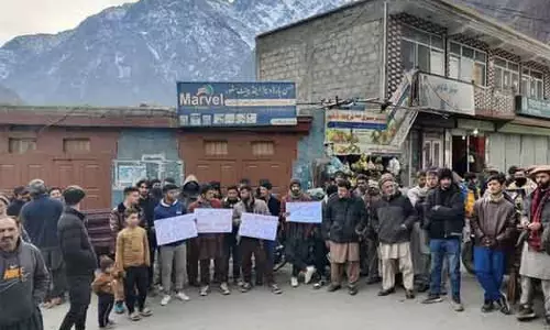 कराकोरम नेशनल मूवमेंट ने बिजली कटौती और सीमा मार्ग प्रतिबंधों के खिलाफ PoGB में विरोध प्रदर्शन किया