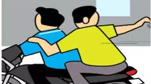 UP News: लुटेरों ने मुनीम को गोली मारकर लाखों के जेवरात और नकदी लूटकर हुए फरार UP News: लुटेरों ने मुनीम को गोली मारकर लाखों के जेवरात और नकदी लूटकर हुए फरार