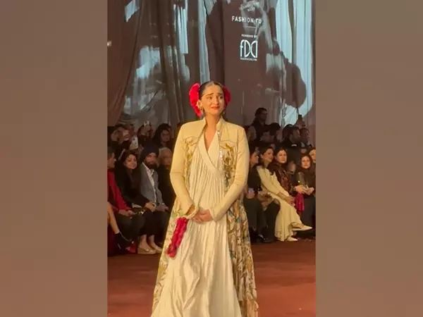 दिवंगत फैशन डिजाइनर रोहित बल को श्रद्धांजलि देते हुए भावुक हुई Sonam Kapoor दिवंगत फैशन डिजाइनर रोहित बल को श्रद्धांजलि देते हुए भावुक हुई Sonam Kapoor