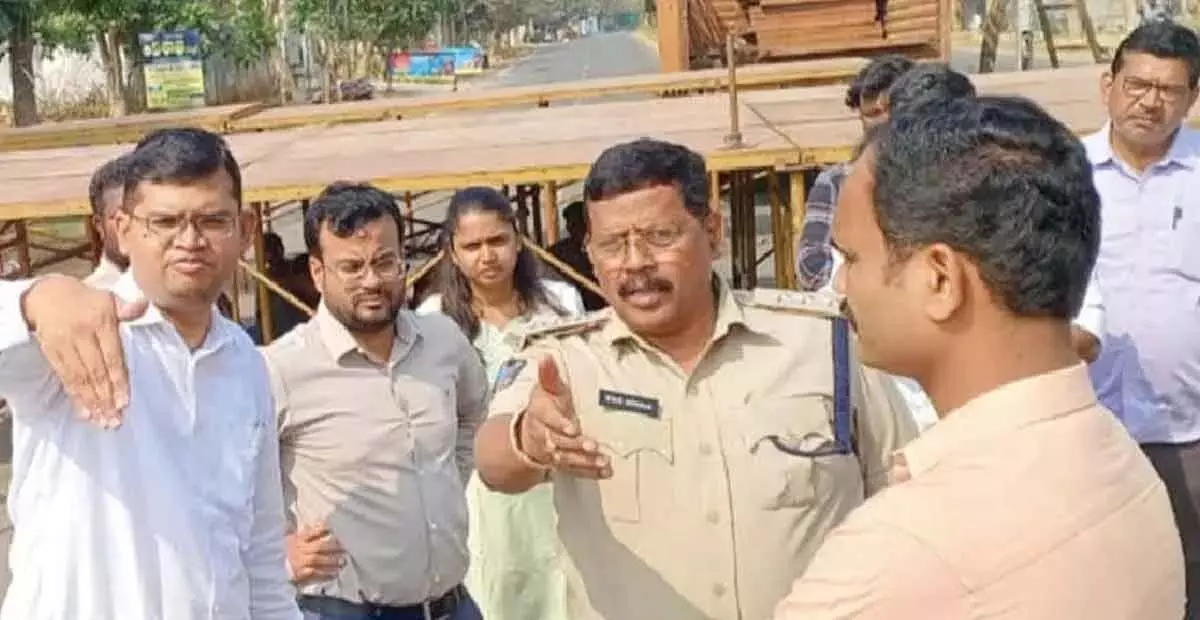 Andhra: श्रीकाकुलम में अत्यधिक यातायात से वाहन चालकों को परेशानी Andhra: श्रीकाकुलम में अत्यधिक यातायात से वाहन चालकों को परेशानी