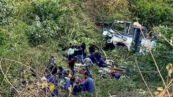 महाराष्ट्र: नासिक-गुजरात राजमार्ग पर बस दुर्घटना में 7 लोगों की मौत, 15 घायल महाराष्ट्र: नासिक-गुजरात राजमार्ग पर बस दुर्घटना में 7 लोगों की मौत, 15 घायल