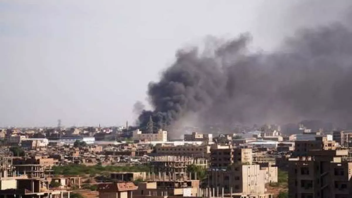 Sudan: हवाई हमले और गोलीबारी में 56 लोगों की मौत, भयावह दृश्य सामने आए Sudan: हवाई हमले और गोलीबारी में 56 लोगों की मौत, भयावह दृश्य सामने आए