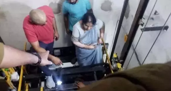 Markapuram रेलवे स्टेशन पर 3 घंटे तक लिफ्ट में फंसे रहे यात्री Markapuram रेलवे स्टेशन पर 3 घंटे तक लिफ्ट में फंसे रहे यात्री