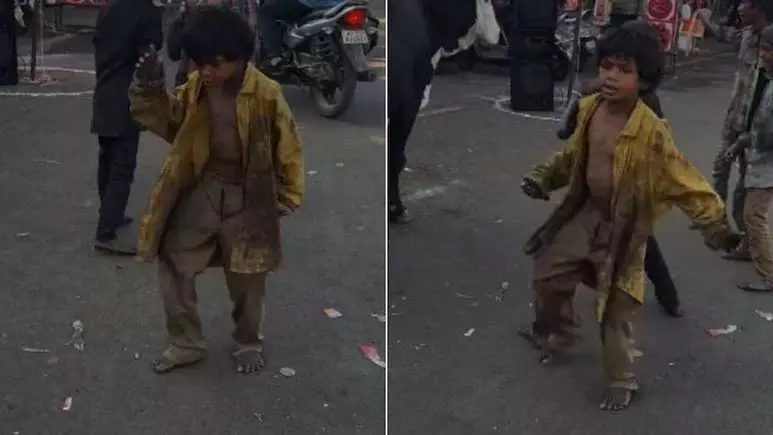 बच्चे ने शोले के गाने पर किया जोरदार डांस, VIDEO ने इंटरनेट पर मचाया बवाल बच्चे ने शोले के गाने पर किया जोरदार डांस, VIDEO ने इंटरनेट पर मचाया बवाल