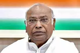 बजट 2025 लोगों को ‘धोखा’ देने का प्रयास है: Congress President Kharge बजट 2025 लोगों को ‘धोखा’ देने का प्रयास है: Congress President Kharge