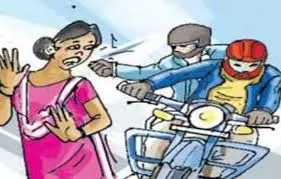 Lakhimpur Kheri: बाइक सवार दो बदमाशों ने मंदिर से पूजा कर लौट रही महिला का कुंडल लूटा Lakhimpur Kheri: बाइक सवार दो बदमाशों ने मंदिर से पूजा कर लौट रही महिला का कुंडल लूटा
