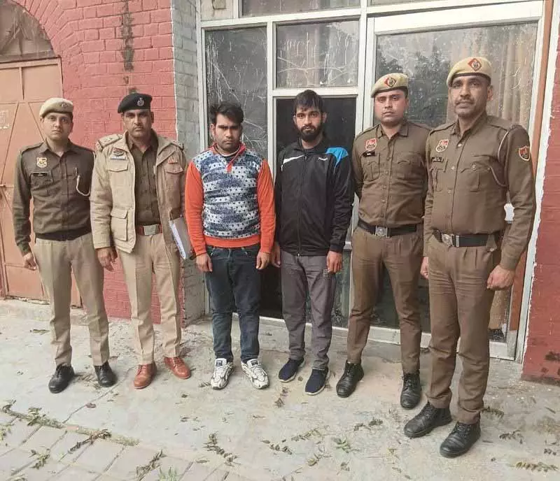 कैशियर की हत्या के आरोप में दो गिरफ्तार कैशियर की हत्या के आरोप में दो गिरफ्तार