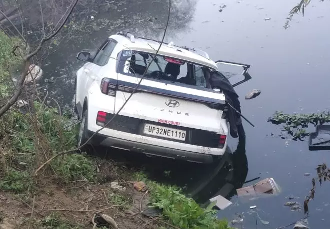 Lucknow: चिनहट इलाके में तालाब में कार के डूबने से हाई कोर्ट के दो वकीलों की मौत हुई Lucknow: चिनहट इलाके में तालाब में कार के डूबने से हाई कोर्ट के दो वकीलों की मौत हुई