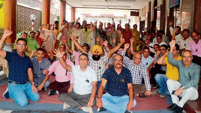 Haryana : शिक्षकों ने काले बिल्ले पहनकर नई पेंशन योजना का विरोध Haryana : शिक्षकों ने काले बिल्ले पहनकर नई पेंशन योजना का विरोध