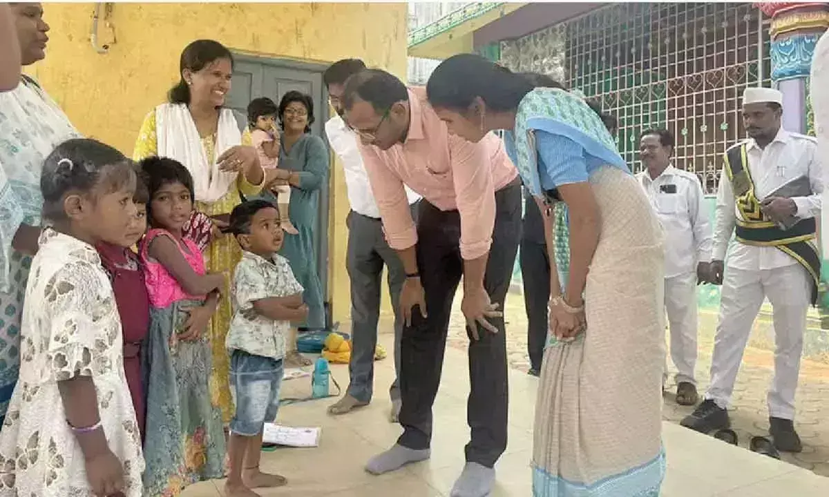 Andhra: जिला कलेक्टर ने आंगनवाड़ी केंद्र का किया औचक निरीक्षण Andhra: जिला कलेक्टर ने आंगनवाड़ी केंद्र का किया औचक निरीक्षण