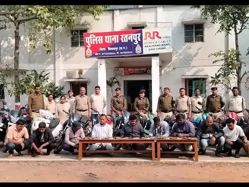 जंगल में जुआरियों की महफिल पर पुलिस की रेड, 11 लोग पकड़ाए जंगल में जुआरियों की महफिल पर पुलिस की रेड, 11 लोग पकड़ाए