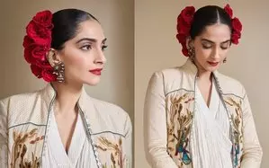 Sonam Kapoor की लेटेस्ट लुक वायरल, लंबी जैकेट के साथ व्हाइट ड्रेस पहनी Sonam Kapoor की लेटेस्ट लुक वायरल, लंबी जैकेट के साथ व्हाइट ड्रेस पहनी