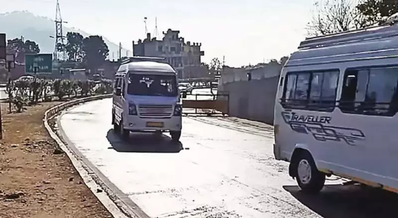 Srinagar-जम्मू राष्ट्रीय राजमार्ग दोतरफा यातायात के लिए खुला Srinagar-जम्मू राष्ट्रीय राजमार्ग दोतरफा यातायात के लिए खुला