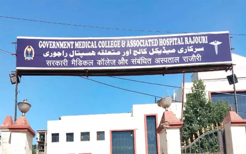 एम्स के डॉक्टरों ने बीमारी का कारण जानने के लिए GMC राजौरी में मरीजों की जांच की एम्स के डॉक्टरों ने बीमारी का कारण जानने के लिए GMC राजौरी में मरीजों की जांच की
