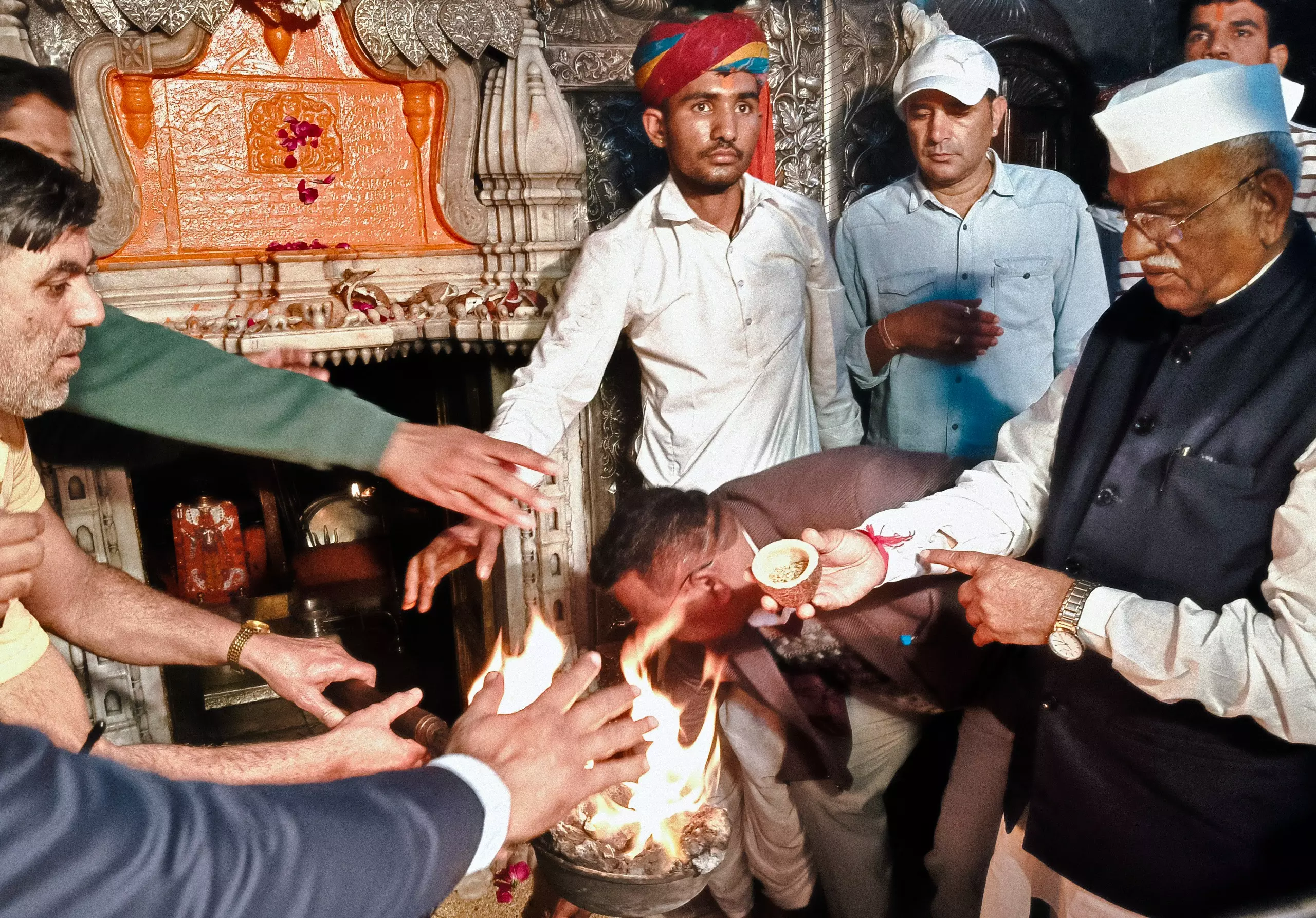 Jaipur: राज्यपाल ने देशनोक में करणी माता के दर्शन कर सबके मंगल की कामना की Jaipur: राज्यपाल ने देशनोक में करणी माता के दर्शन कर सबके मंगल की कामना की