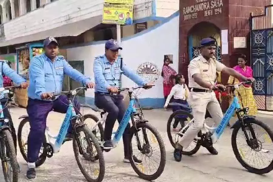 Malda पुलिस ने सुरक्षा बढ़ाने के लिए साइकिल गश्त शुरू की Malda पुलिस ने सुरक्षा बढ़ाने के लिए साइकिल गश्त शुरू की