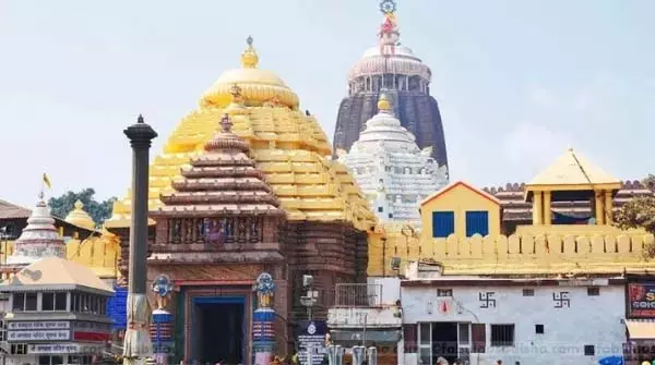 श्री गुंडिचा यात्रा का पहला उत्सव: उपयुक्त लकड़ी के मंच पर निकाली रथ यात्रा श्री गुंडिचा यात्रा का पहला उत्सव: उपयुक्त लकड़ी के मंच पर निकाली रथ यात्रा
