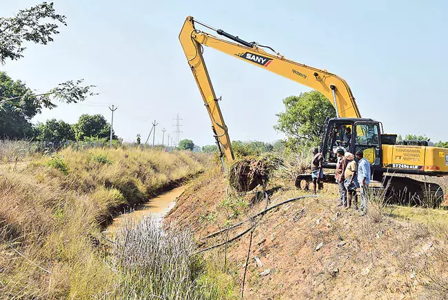 Telangana : नहरों से गाद साफ करने के लिए किसानों को भेजा गया काम Telangana : नहरों से गाद साफ करने के लिए किसानों को भेजा गया काम