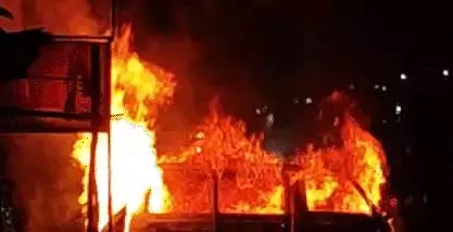 एक जिंदा जला: कार का सीएनजी सिलेंडर फटा, बचाने गए सब-इंस्पेक्टर और कांस्टेबल भी झुलसे एक जिंदा जला: कार का सीएनजी सिलेंडर फटा, बचाने गए सब-इंस्पेक्टर और कांस्टेबल भी झुलसे