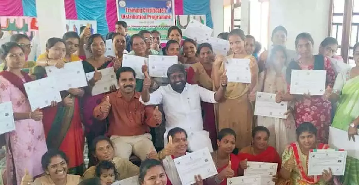 Telangana: किसान परिवार के सीईओ ने अनाथों को दिया दान Telangana: किसान परिवार के सीईओ ने अनाथों को दिया दान