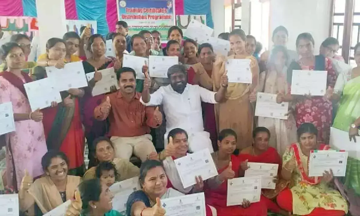 Telangana: किसान परिवार के सीईओ ने अनाथों को दिया दान Telangana: किसान परिवार के सीईओ ने अनाथों को दिया दान