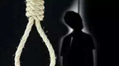 Lucknow : युवक की हत्या कर जंगल में फंदे से लटकाया शव, कार्रवाई की मांग Lucknow : युवक की हत्या कर जंगल में फंदे से लटकाया शव, कार्रवाई की मांग