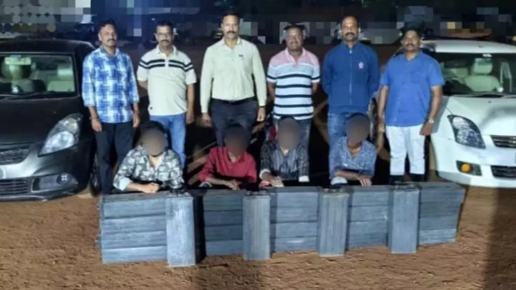 Ratnagiri: मोबाइल टावर की बैटरी चोरी मामले में 4 गिरफ्तार, 6 लाख का माल जब्त Ratnagiri: मोबाइल टावर की बैटरी चोरी मामले में 4 गिरफ्तार, 6 लाख का माल जब्त