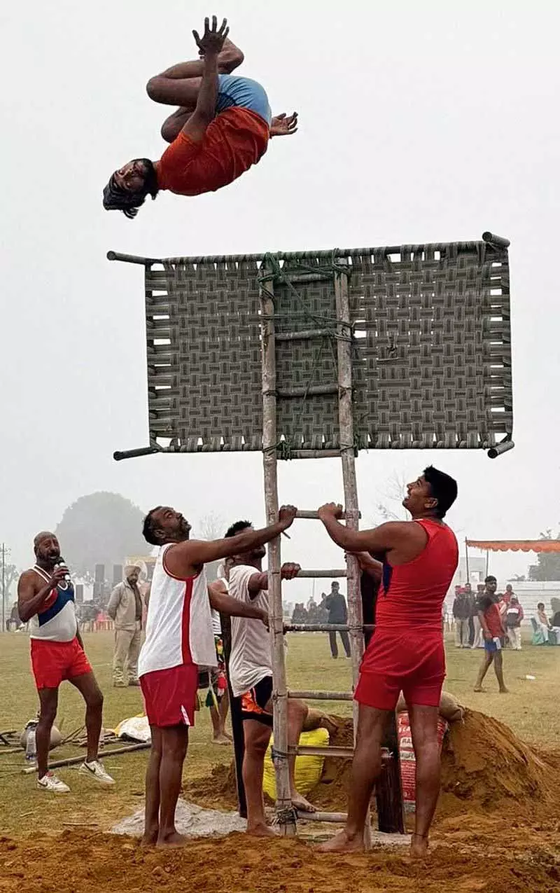 Kila Raipur में ग्रामीण ओलंपिक के दूसरे दिन साहसिक कारनामे और दौड़ का प्रदर्शन Kila Raipur में ग्रामीण ओलंपिक के दूसरे दिन साहसिक कारनामे और दौड़ का प्रदर्शन