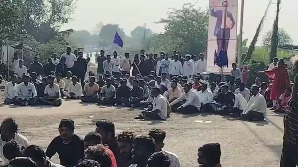 डॉ. अंबेडकर की प्रतिमा हटाने के विरोध में कार्यकर्ताओं ने किया धरना प्रदर्शन डॉ. अंबेडकर की प्रतिमा हटाने के विरोध में कार्यकर्ताओं ने किया धरना प्रदर्शन