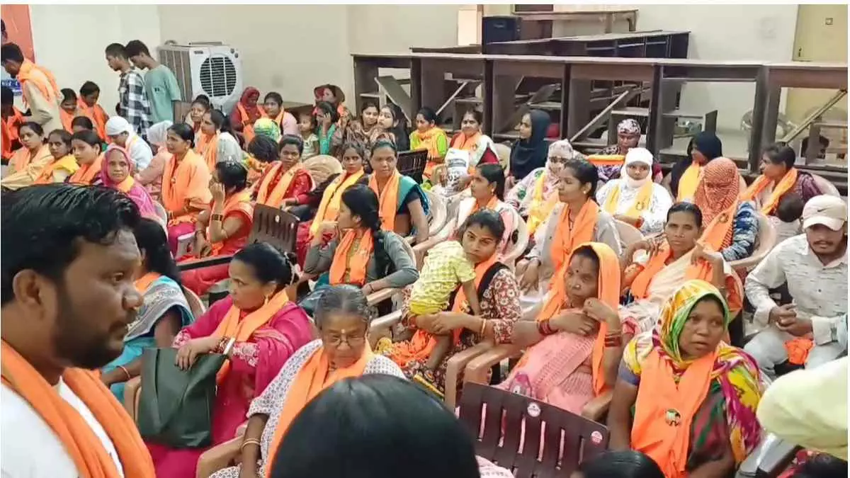 कांग्रेस की उड़ी नींद, बीजेपी में शामिल हुए 400 लोग कांग्रेस की उड़ी नींद, बीजेपी में शामिल हुए 400 लोग