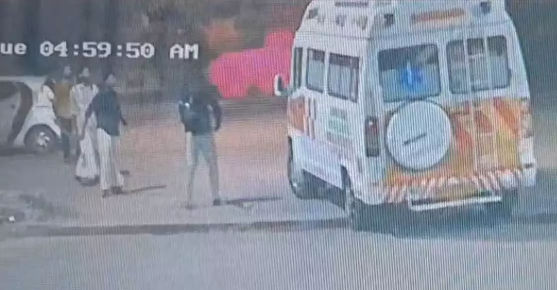 KSU कार्यकर्ताओं को एम्बुलेंस से भागने में मदद करने के लिए KSU कार्यकर्ताओं को एम्बुलेंस से भागने में मदद करने के लिए