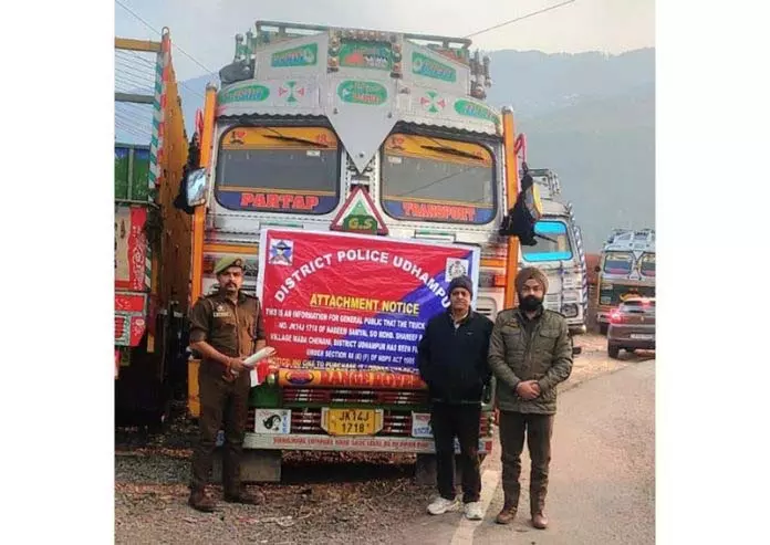 Jammu: कुख्यात ड्रग तस्कर की करोड़ों की संपत्ति जब्त Jammu: कुख्यात ड्रग तस्कर की करोड़ों की संपत्ति जब्त
