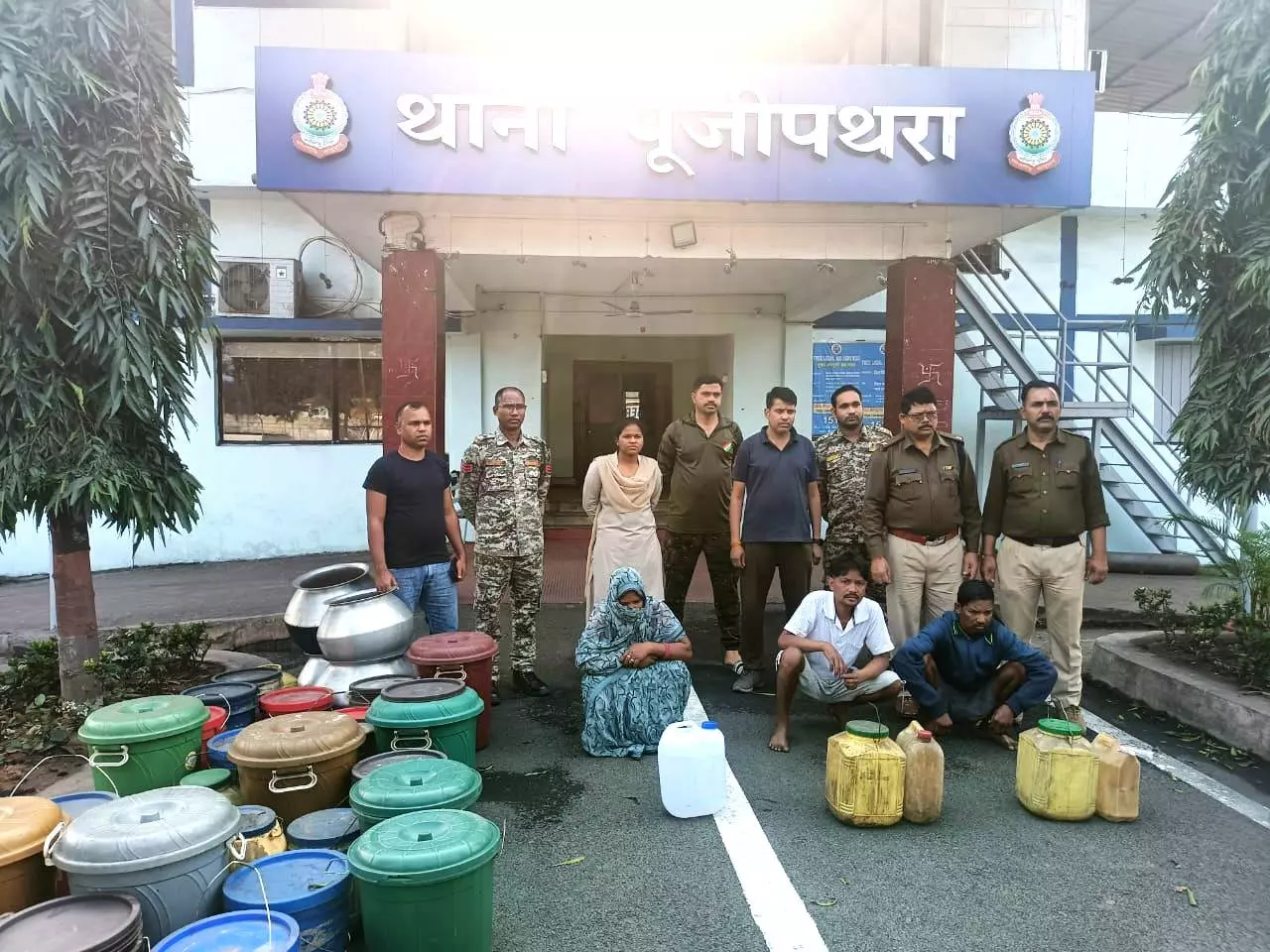रायगढ़ में अवैध शराब बेचने वाले 3 आरोपी गिरफ्तार रायगढ़ में अवैध शराब बेचने वाले 3 आरोपी गिरफ्तार