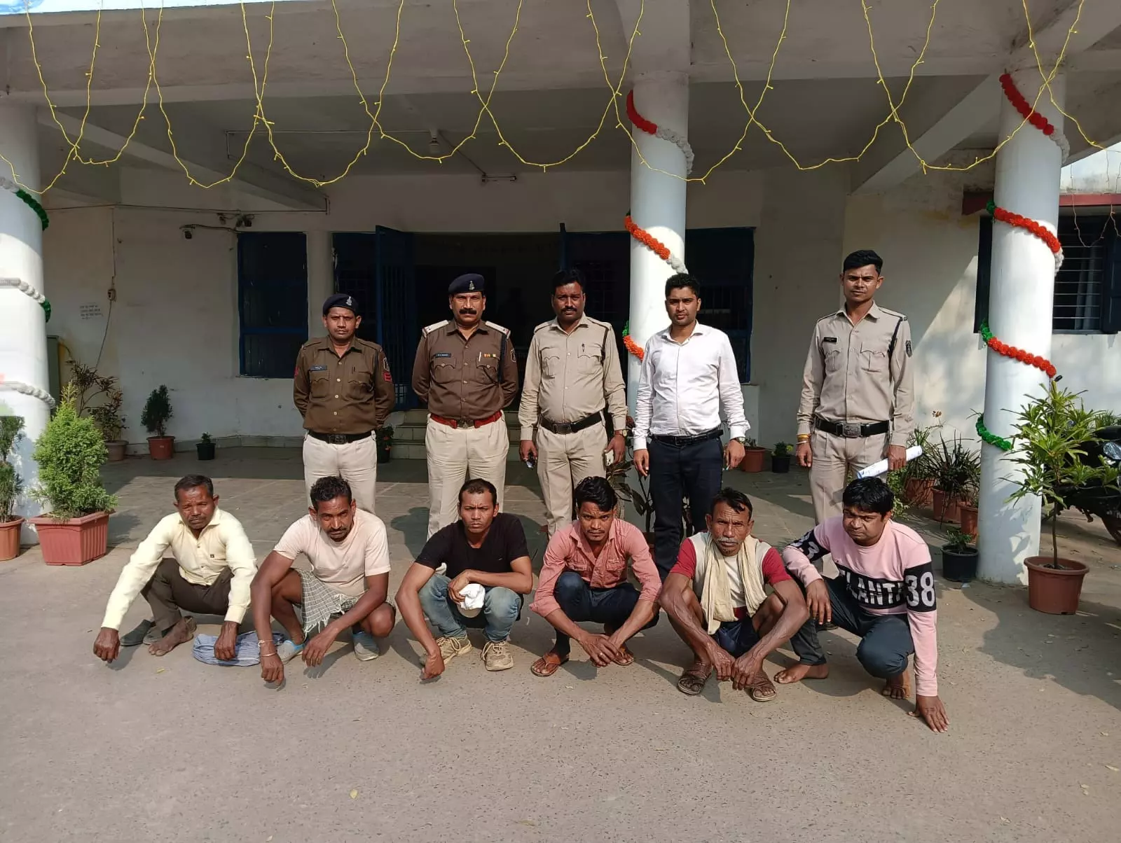 पुलिस का फरार वारंटियों पर शिकंजा, 6 बदमाश भेजे गए जेल पुलिस का फरार वारंटियों पर शिकंजा, 6 बदमाश भेजे गए जेल