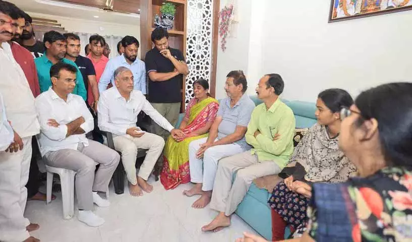 Harish ने हैदराबाद में बिल्डर की आत्महत्या के लिए कांग्रेस सरकार को जिम्मेदार ठहराया Harish ने हैदराबाद में बिल्डर की आत्महत्या के लिए कांग्रेस सरकार को जिम्मेदार ठहराया